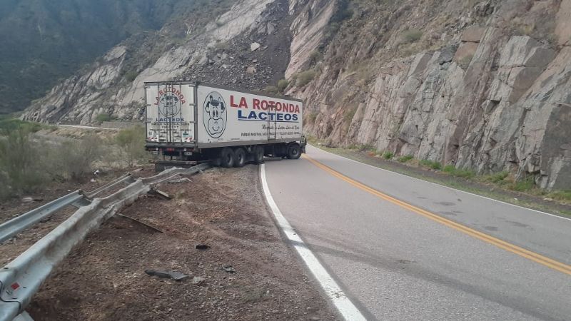 Camión de lácteos quedó atravesado en la ruta 40
