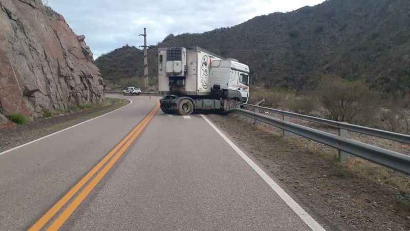 Camión de lácteos quedó atravesado en la ruta 40
