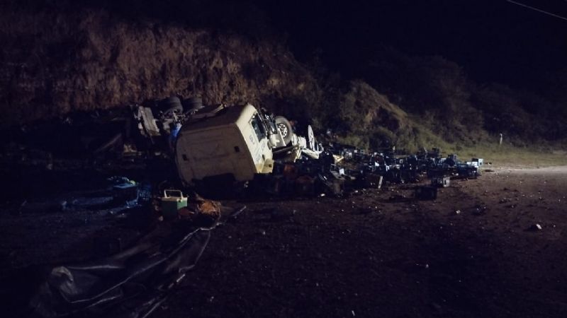 Impresionante vuelco de un camión en La Merced