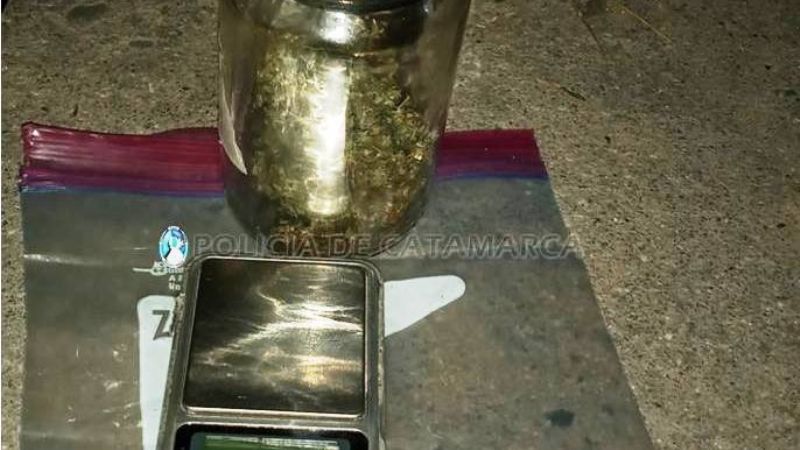 Los retaron por no tener barbijo, después les descubrieron marihuana y pastillas