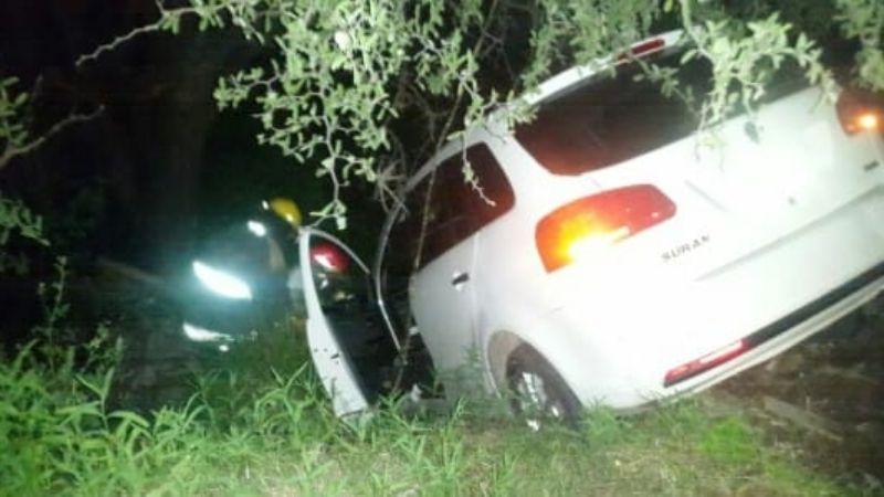 Perdió el control y chocó contra un auto estacionado