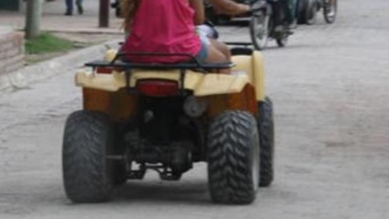 Menores conducían un cuatriciclo y chocaron contra un auto estacionado