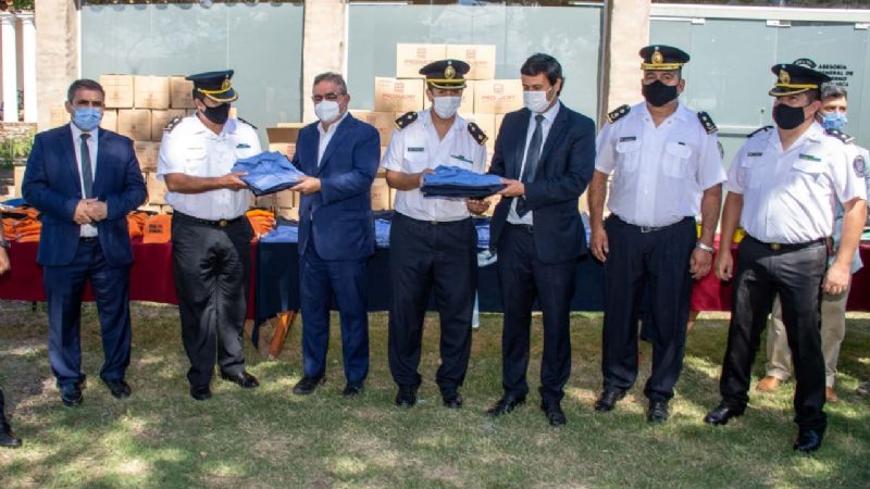 Jalil entregó uniformes y elementos para la Policía