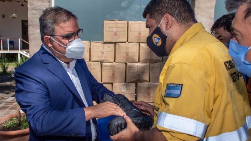 Jalil entregó uniformes y elementos para la Policía