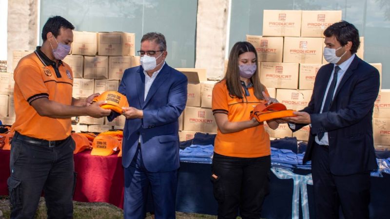 Jalil entregó uniformes y elementos para la Policía