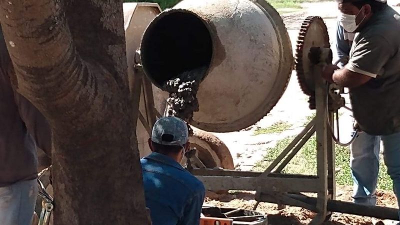 Trabajan en la construcción de una estación de rebaje de energía eléctrica