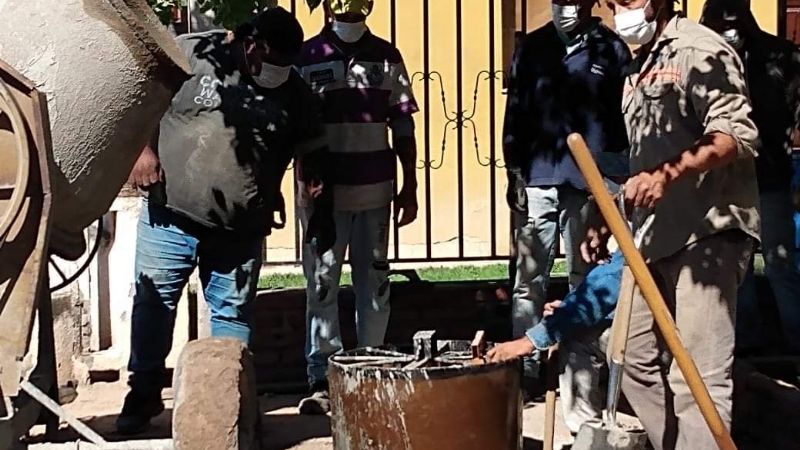 Trabajan en la construcción de una estación de rebaje de energía eléctrica