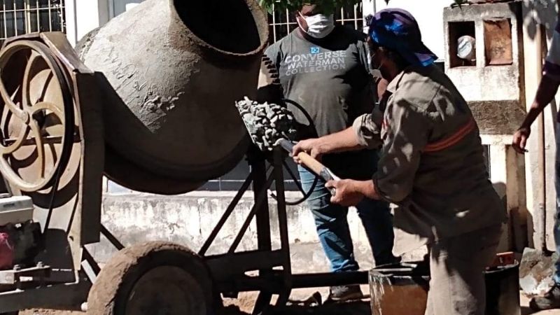 Trabajan en la construcción de una estación de rebaje de energía eléctrica