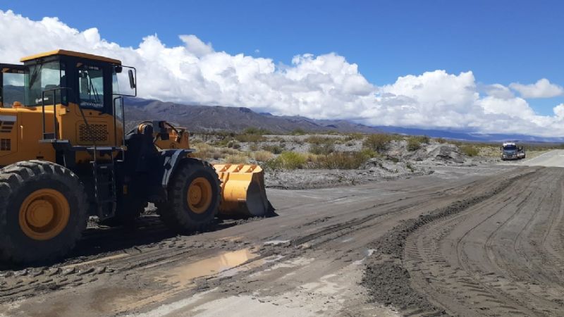 Cruce con precaución en badenes de Ruta Nacional 40, en Santa María