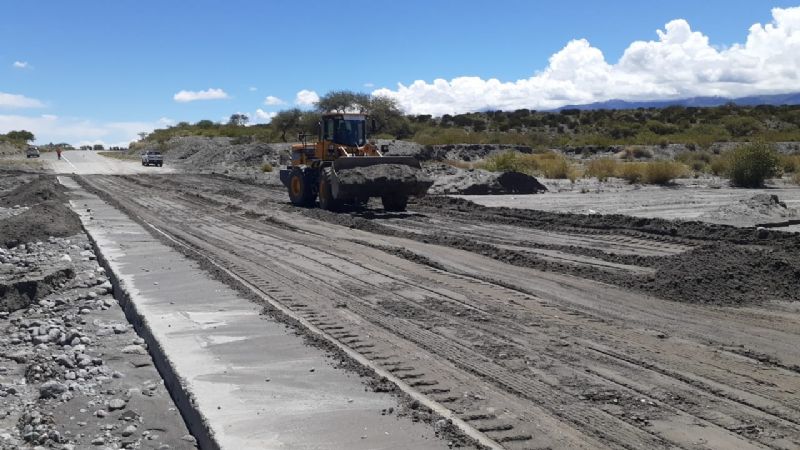 Cruce con precaución en badenes de Ruta Nacional 40, en Santa María