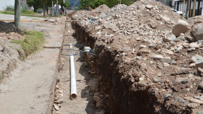 Tramo final de extensión de cloacas en Güemes Oeste