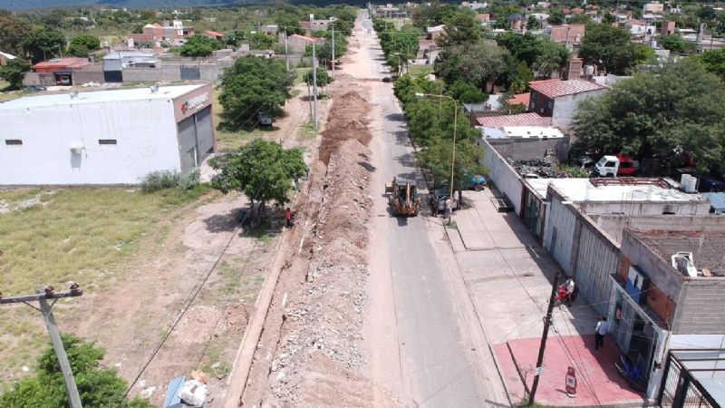 Tramo final de extensión de cloacas en Güemes Oeste