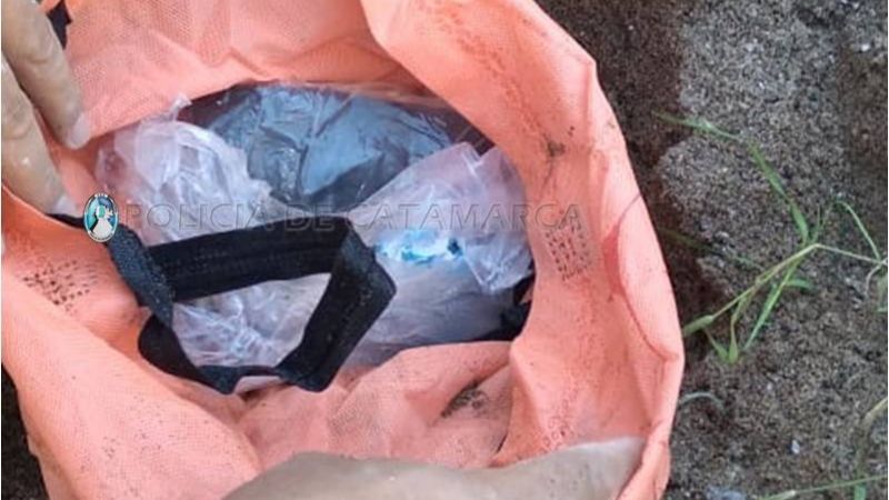 Secuestran casi un kilo de marihuana, medio de cocaína y 180 mil pesos