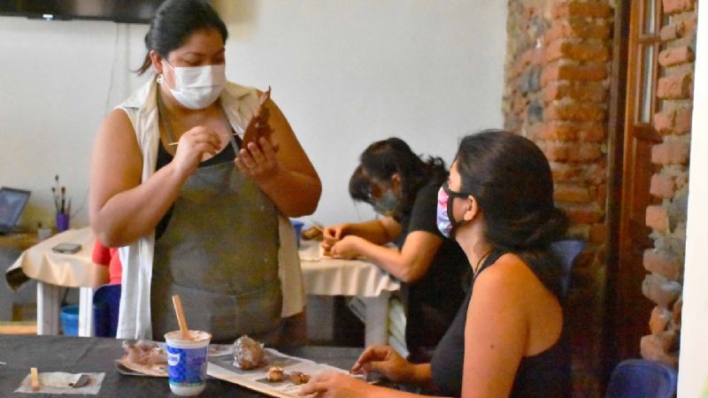 Creativa jornada de producción de máscaras de carnaval