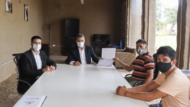 Gobierno hizo entrega de ayudas económicas a cooperativas