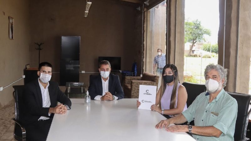 Gobierno hizo entrega de ayudas económicas a cooperativas