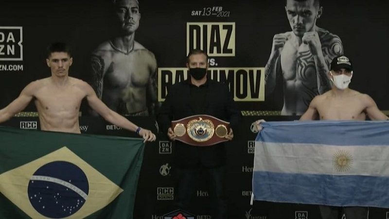 Castaño por el título de a OMB, en California, EE.UU.