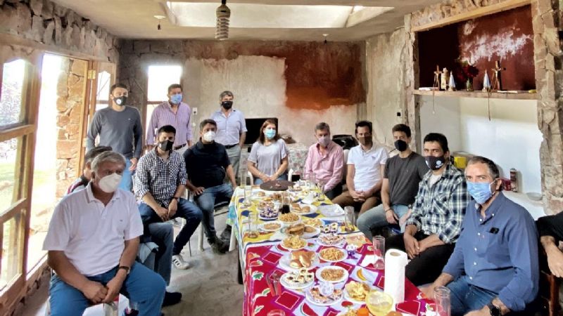 Empresarios de Barcelona con productores nogaleros de Pozo de Piedra