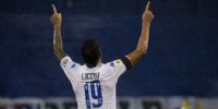 LUCERO celebrando su gol, que le dio el triunfo a Vélez sobre 