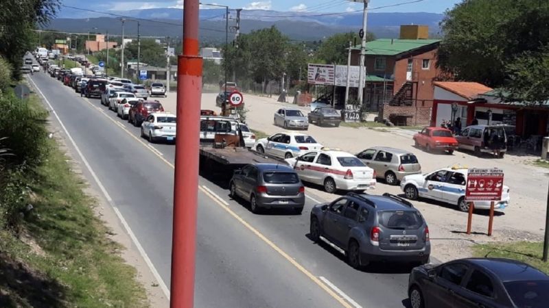 Carlos Paz colapsado: cierran balnearios por desborde de gente