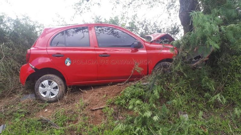 Mujer chocó su auto contra un árbol y terminó en el hospital