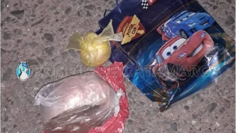 Escapaban de policías y tiraron 71 gr. de cocaína y 250 gr. de marihuana