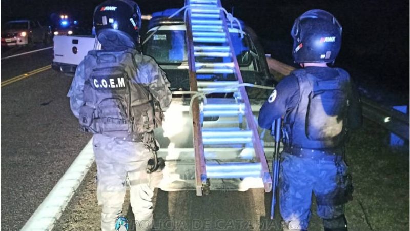 Cuatro detenidos, dos vehículos secuestrados y elementos robados