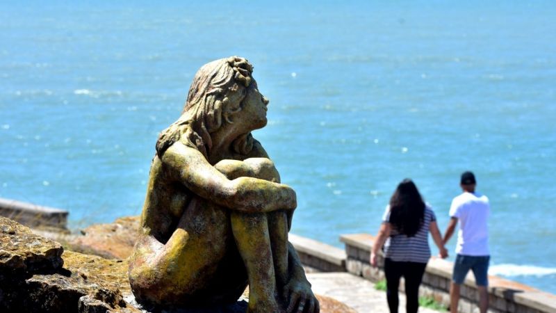 Misterio por la escultura de una mujer frente al mar