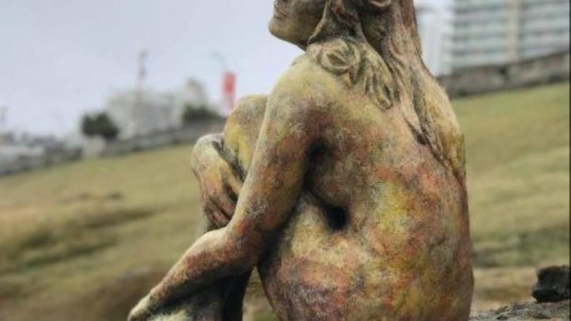 Misterio por la escultura de una mujer frente al mar
