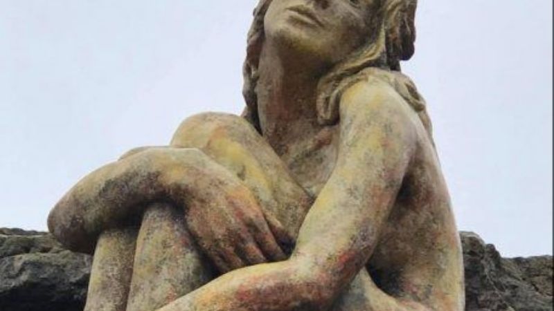 Misterio por la escultura de una mujer frente al mar