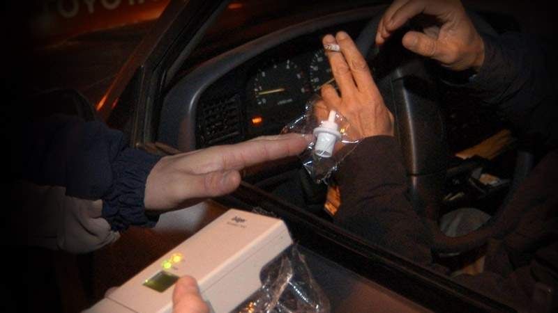 Detienen a un hombre conduciendo en estado de ebriedad