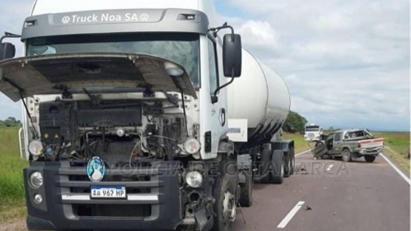 Un camión y una camioneta chocaron en la Ruta Nacional N°64
