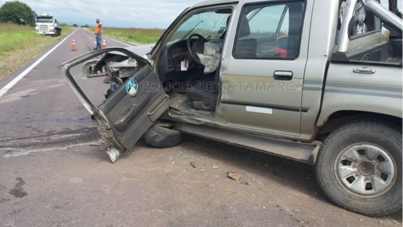 Un camión y una camioneta chocaron en la Ruta Nacional N°64