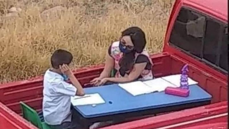 Maestra que daba clases en una pick-up es sorprendida con un “salón de clases móvil”