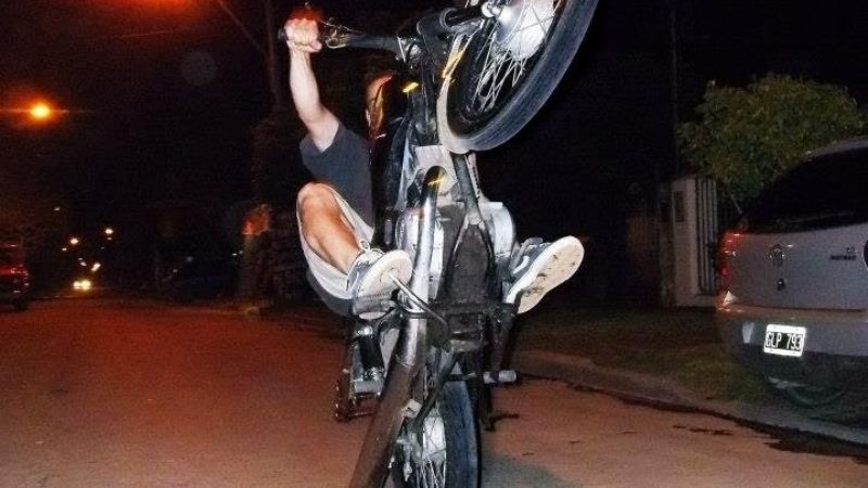 Realizaban maniobras peligrosas en una moto sin papeles