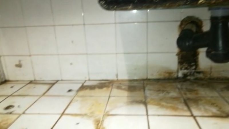 Plaga de cucarachas y elementos sin funcionar en el hospital