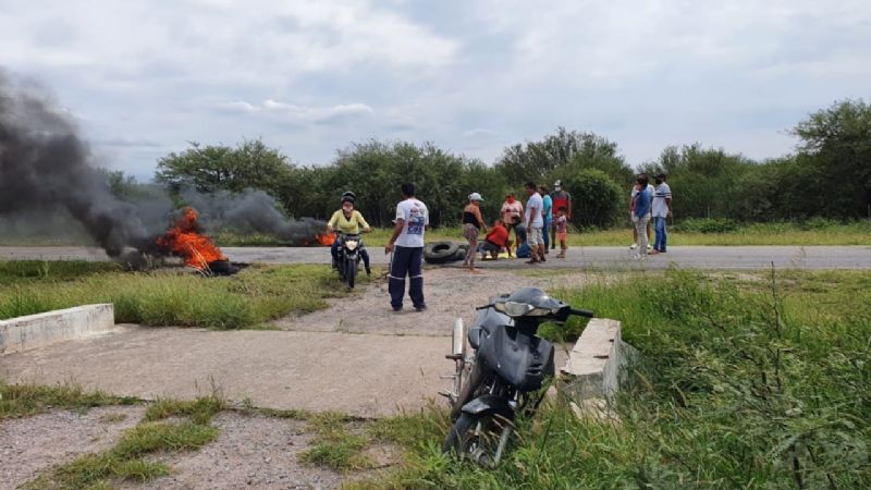 Vecinos cortan ruta por la “baja” del delegado municipal