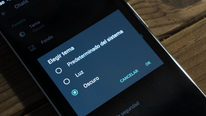 Cómo ahorrar batería con el "modo oscuro" de WhatsApp