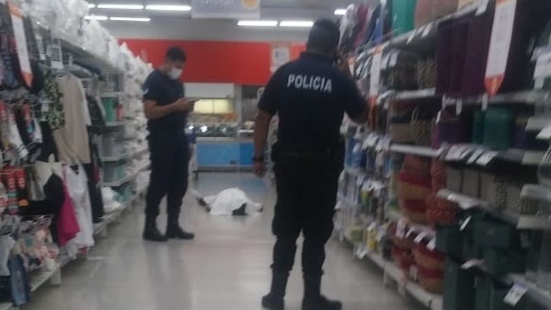 Murió un hombre en un supermercado