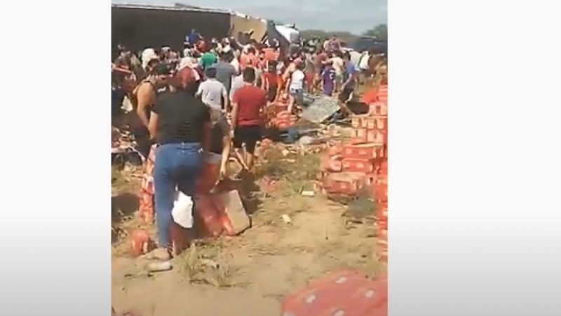 Volcó un camión con latas de cervezas y pobladores lo saquearon