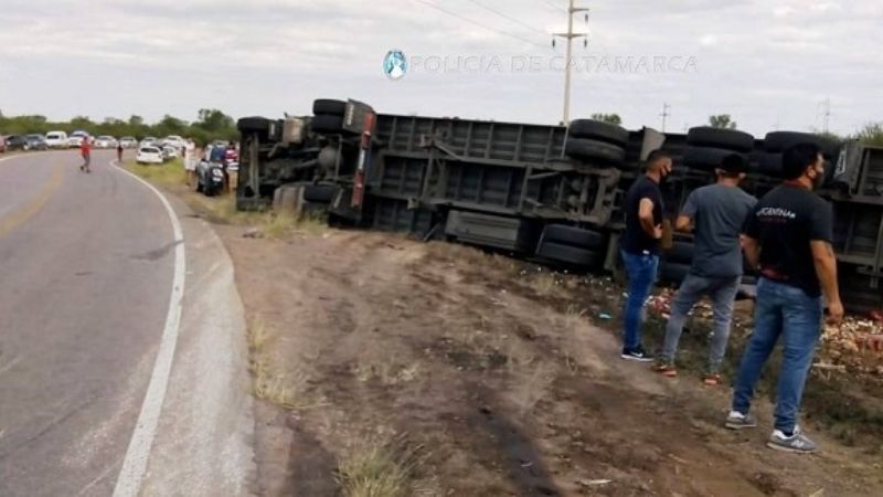 Volcó un camión con latas de cervezas y pobladores lo saquearon