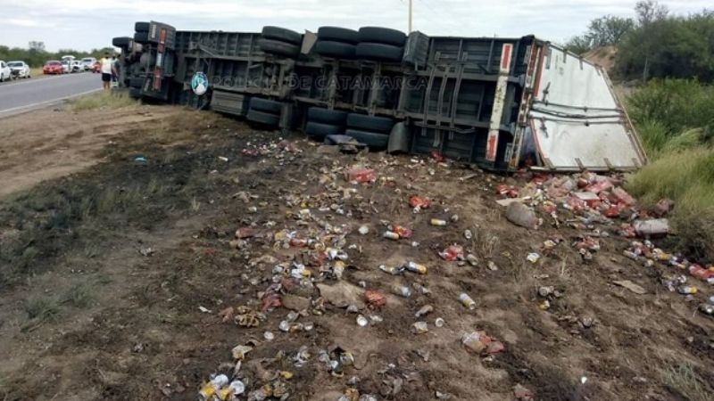Volcó un camión con latas de cervezas y pobladores lo saquearon