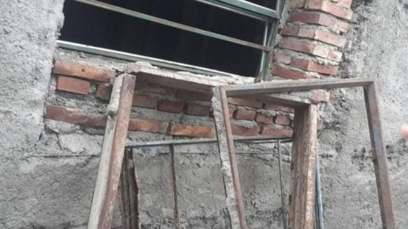 Baños en peligro de derrumbe en la Escuela Secundaria de Icaño