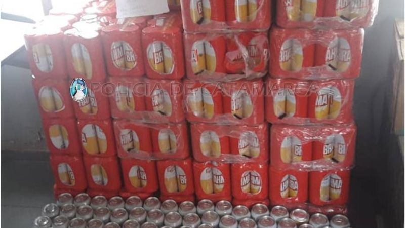 Policías fueron a buscar las cervezas saqueadas tras el vuelco del camión