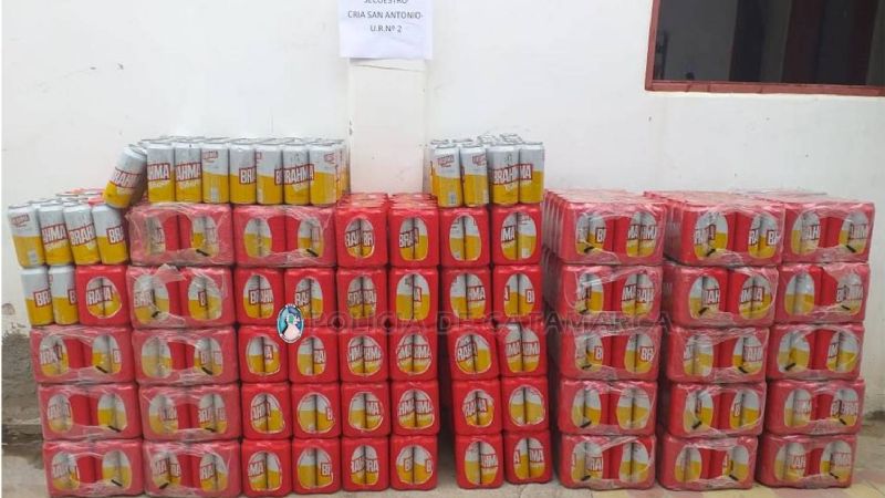 Policías fueron a buscar las cervezas saqueadas tras el vuelco del camión