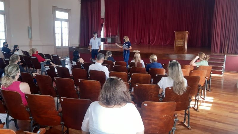 Reunión de padres en La Fray por el protocolo de vuelta a clases