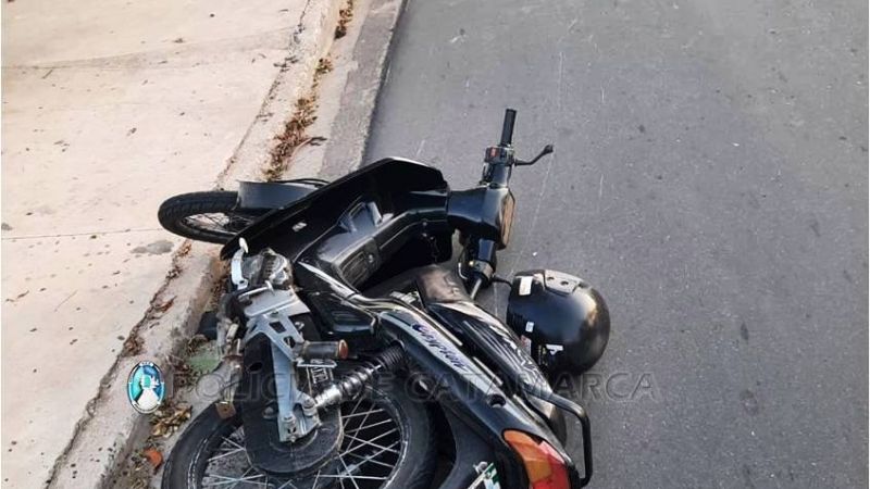 Motociclista se cayó de la moto y tuvo que ser asistida