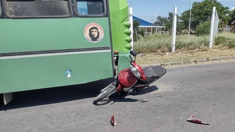 Motociclista chocó contra un colectivo