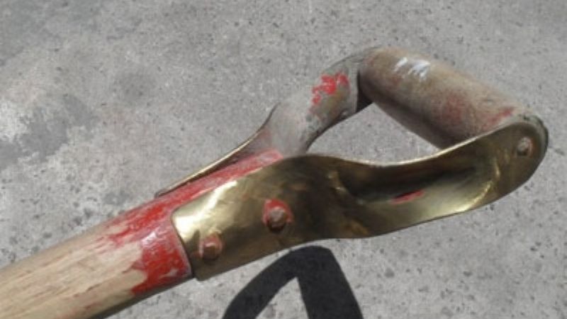 Ebrio golpeó a un policía con una pala