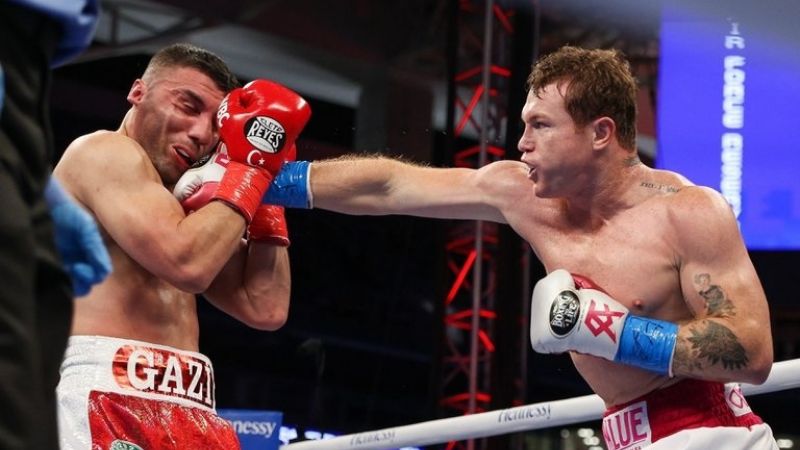 Canelo Álvarez retuvo con nocaut y anunció nueva pelea